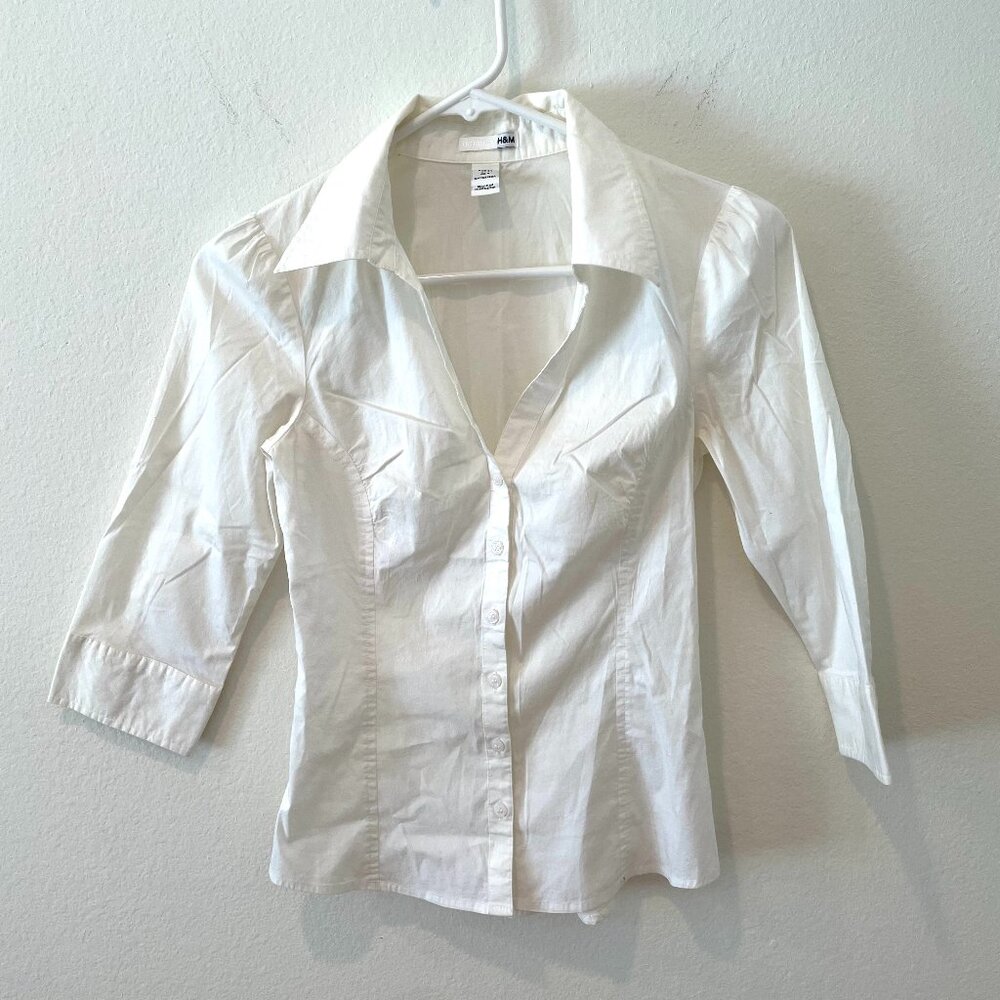 H & M Women's Button Down V-Neck 3/4 Sleeves Shirt.  White.   Size: 4